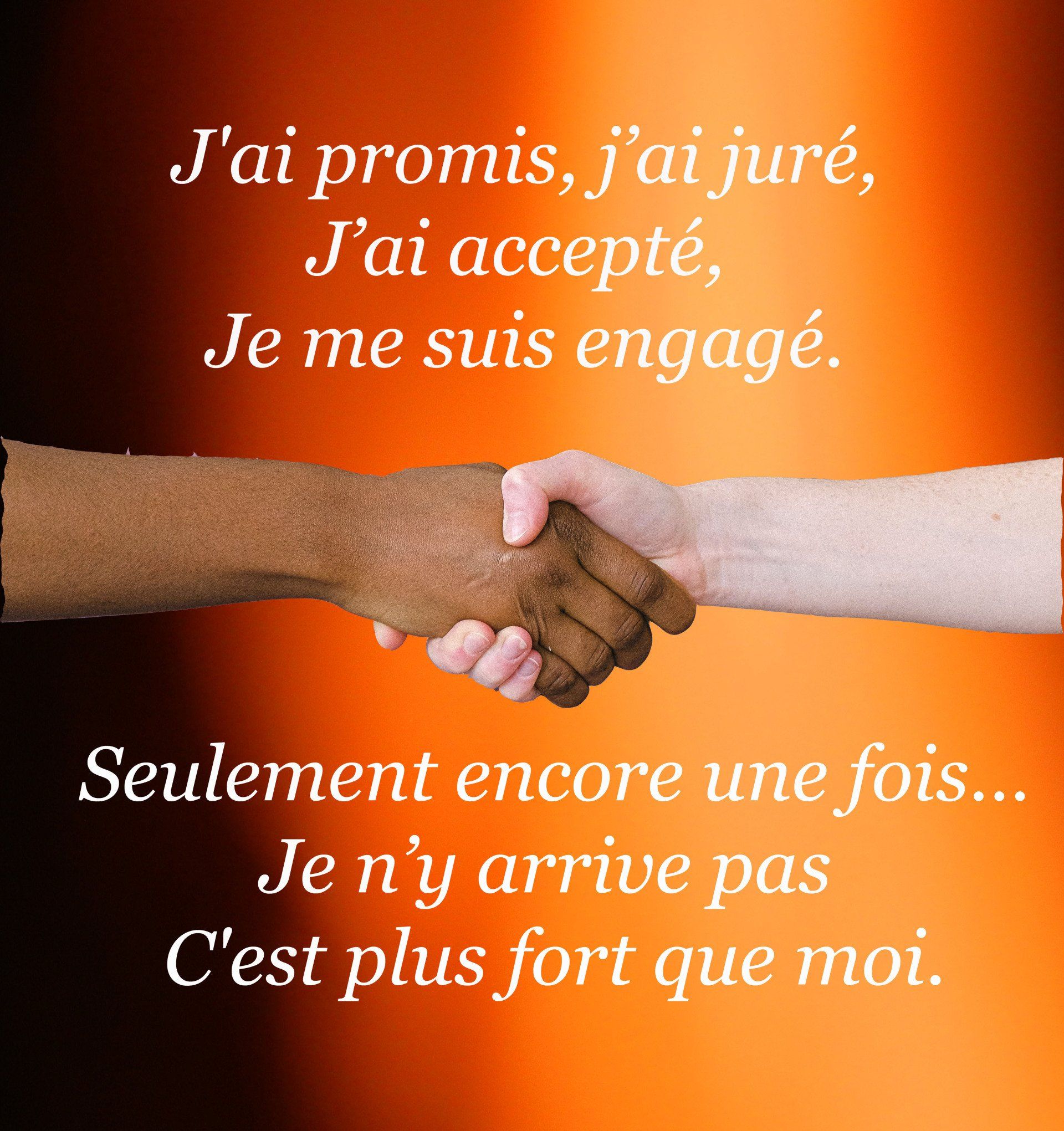 deux mains de personnes différentes  qui se serrent 