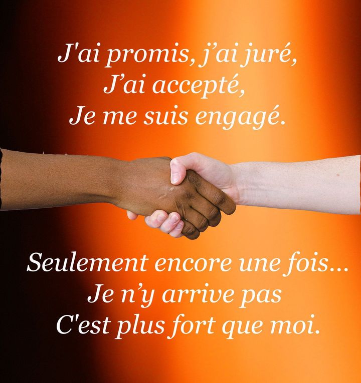 deux mains de personnes différentes  qui se serrent 