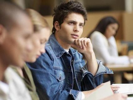 personas en el interior de un aula de aprendizaje 2