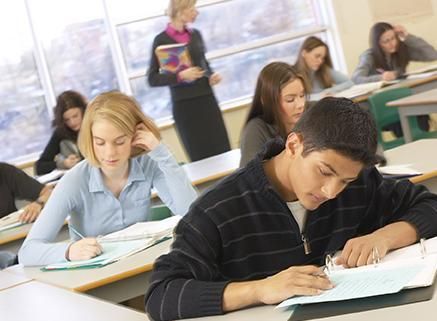 Personas en el interior de un aula de aprendizaje
