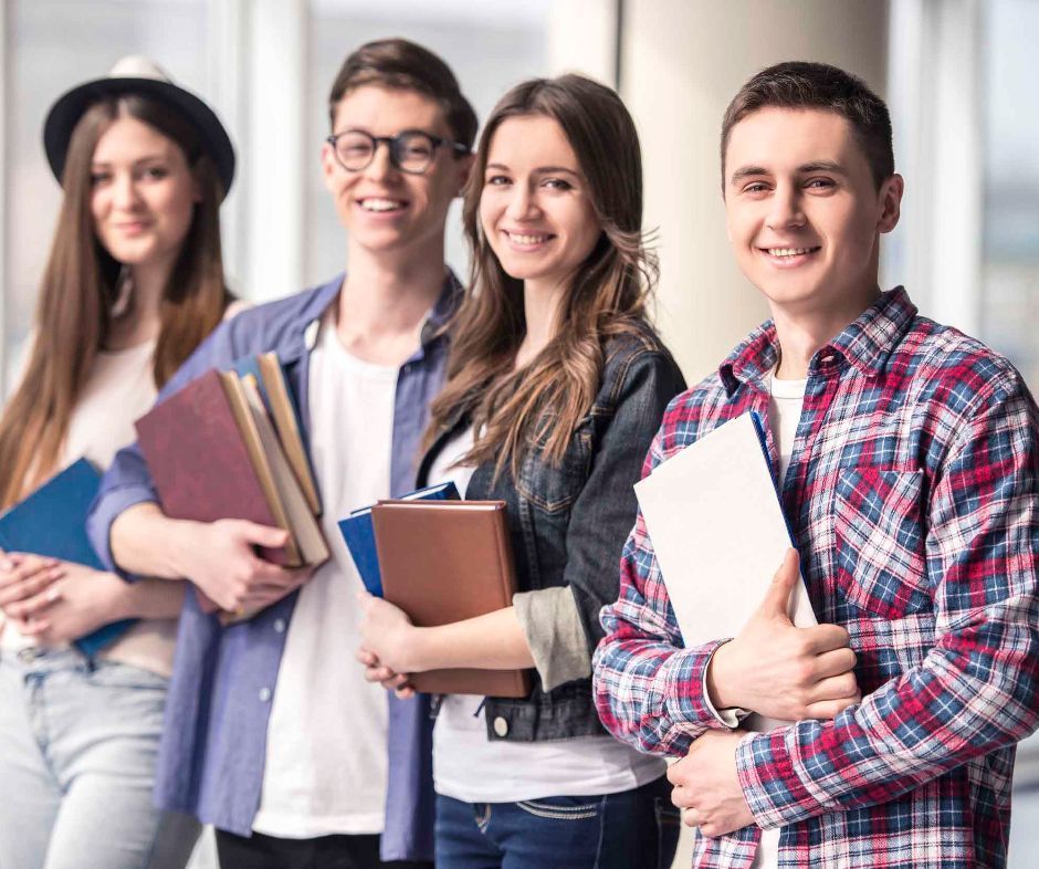 personas en el interior de un aula de aprendizaje 2