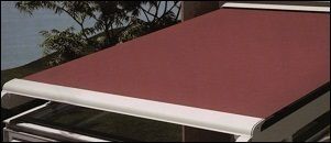 Un toldo rojo está sentado encima de un edificio.