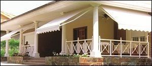 Una casa con un toldo blanco en el porche