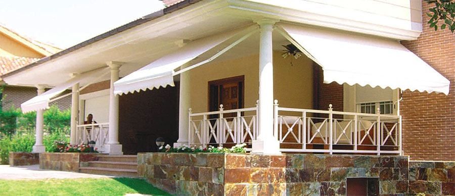 Una casa con un toldo blanco en el porche
