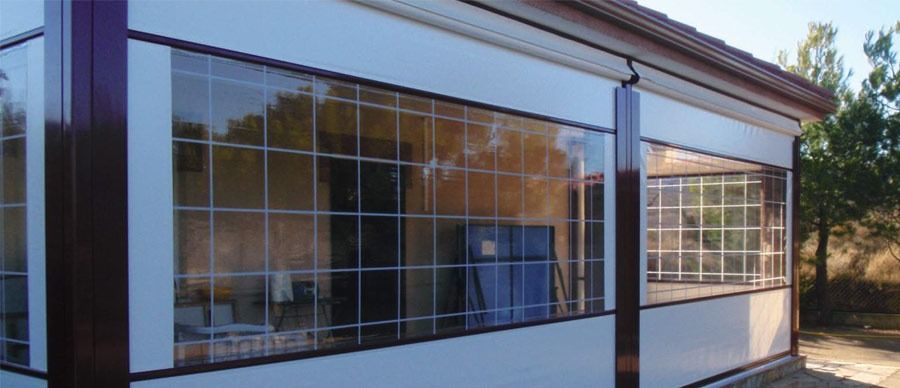 Una casa con muchas ventanas y techo.