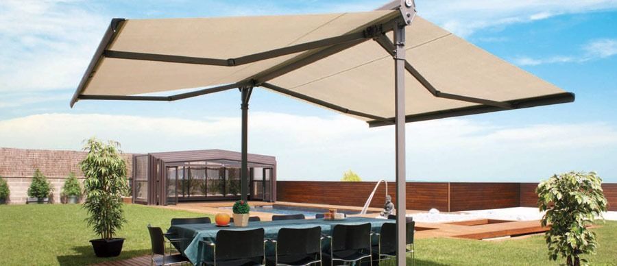 Un patio con una mesa y sillas bajo un toldo.