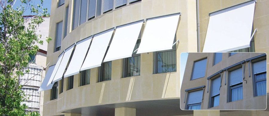 Un edificio con muchas ventanas y contraventanas.