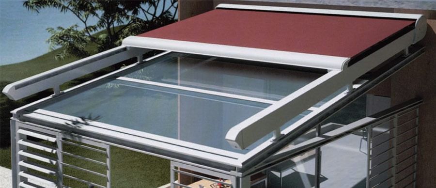 Un techo de cristal con un toldo rojo encima.