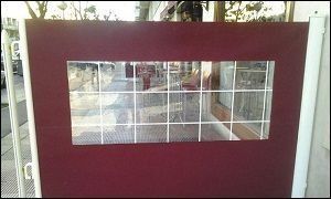 Una valla roja con una ventana en el medio.