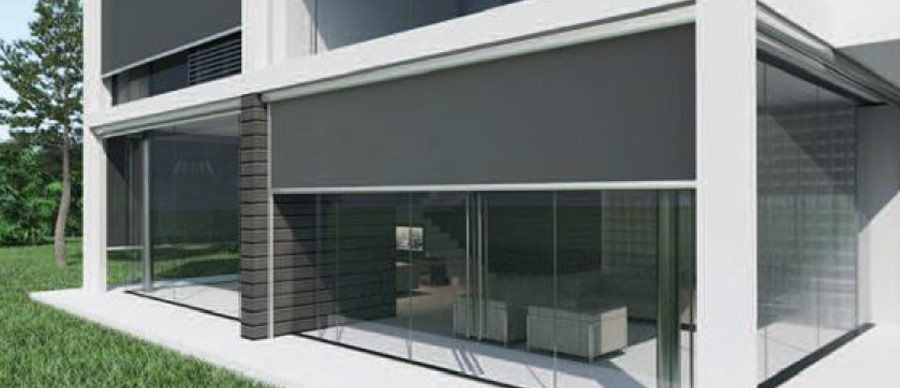 Un primer plano de un toldo gris en el costado de un edificio.