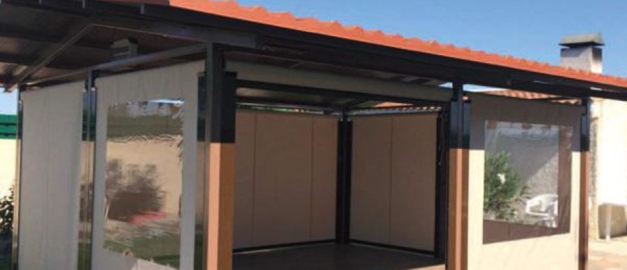 Una casa con muchas ventanas y techo.