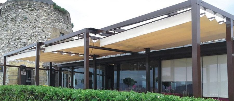 Una pareja está sentada bajo un dosel en un patio.