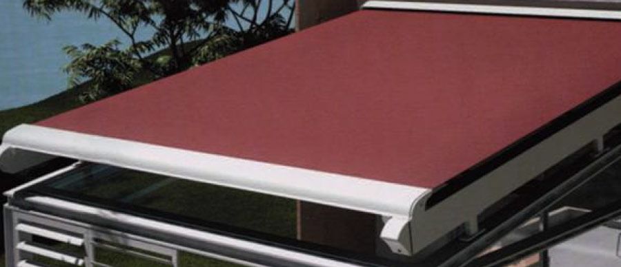 Un techo de cristal con un toldo rojo encima.