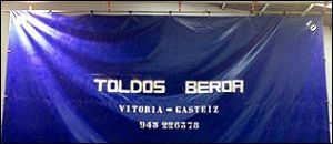 Una lona azul que dice 