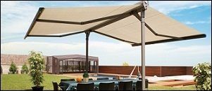 Un patio con una mesa y sillas bajo un toldo.