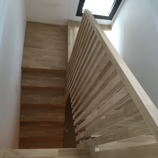 Habillage d'escalier maçonné, rampe et garde-corps en lamellé collé de chêne