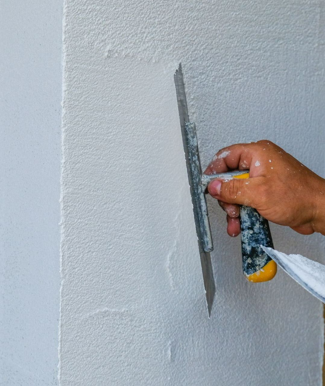 Une pièce en rénovation avec du matériel