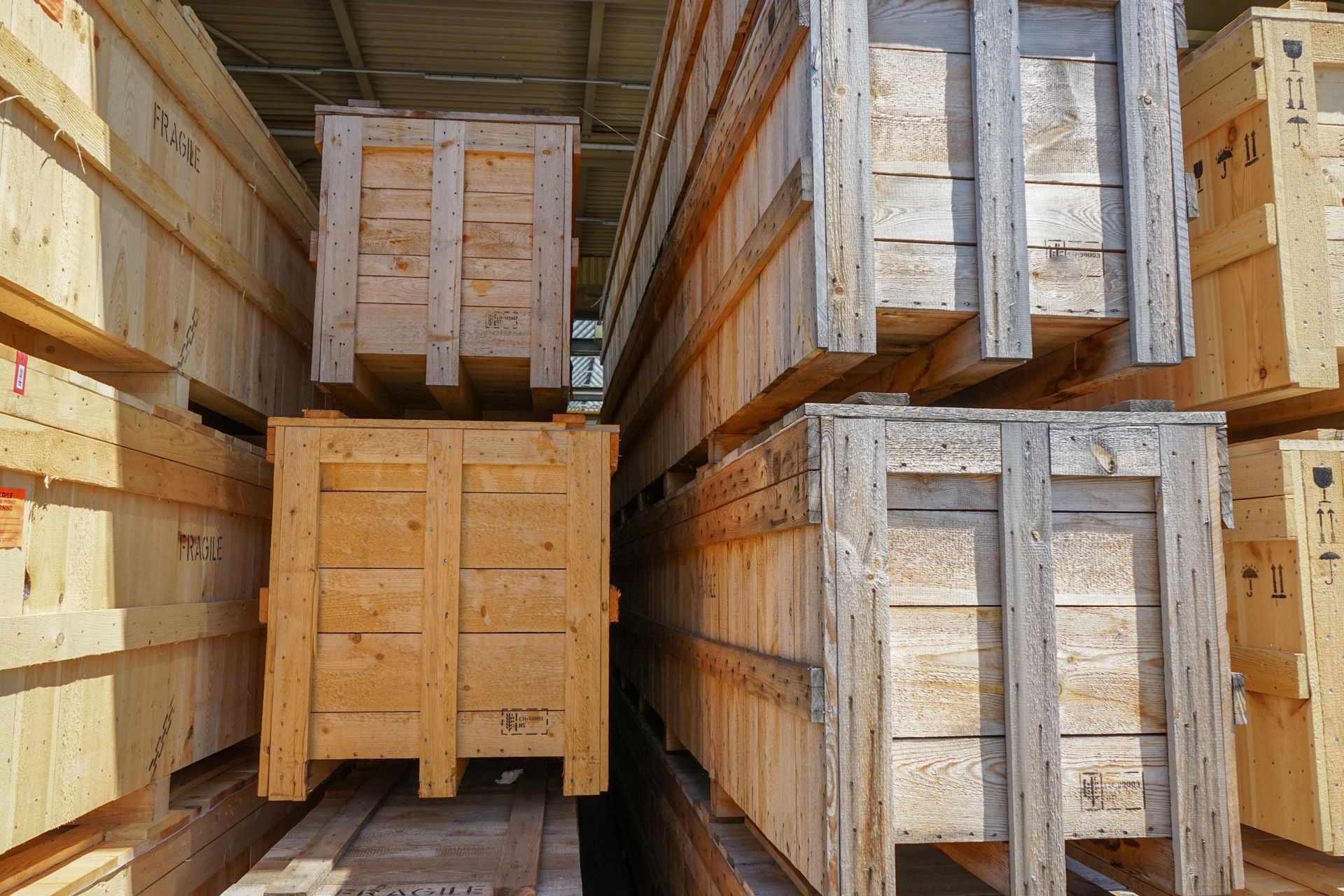 caisses de stockage bois dans un garde-meubles