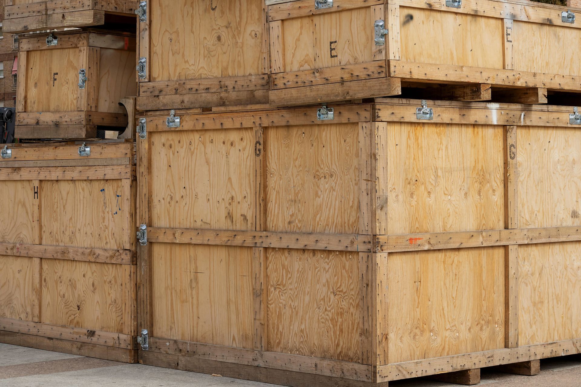 Caisses de stockage en bois empilées