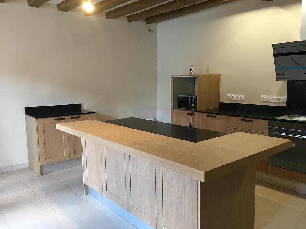 Îlot central de cuisine en travertin