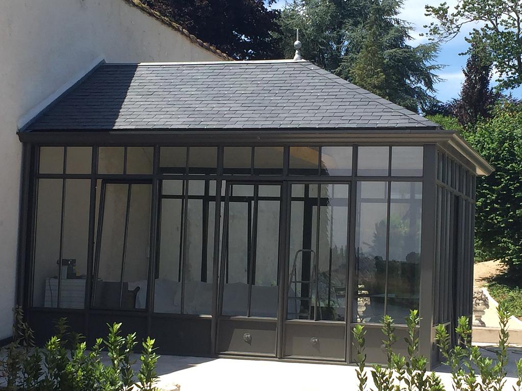 Véranda avec toit en ardoise