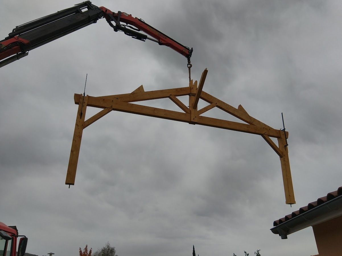 Pose de charpente à la grue