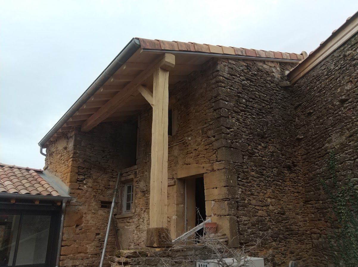 Grand pilier en bois