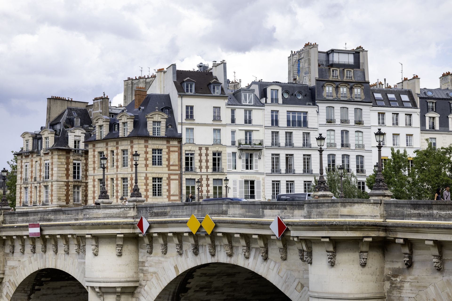 Façade de bâtiments anciens dans les quartiers de Paris.