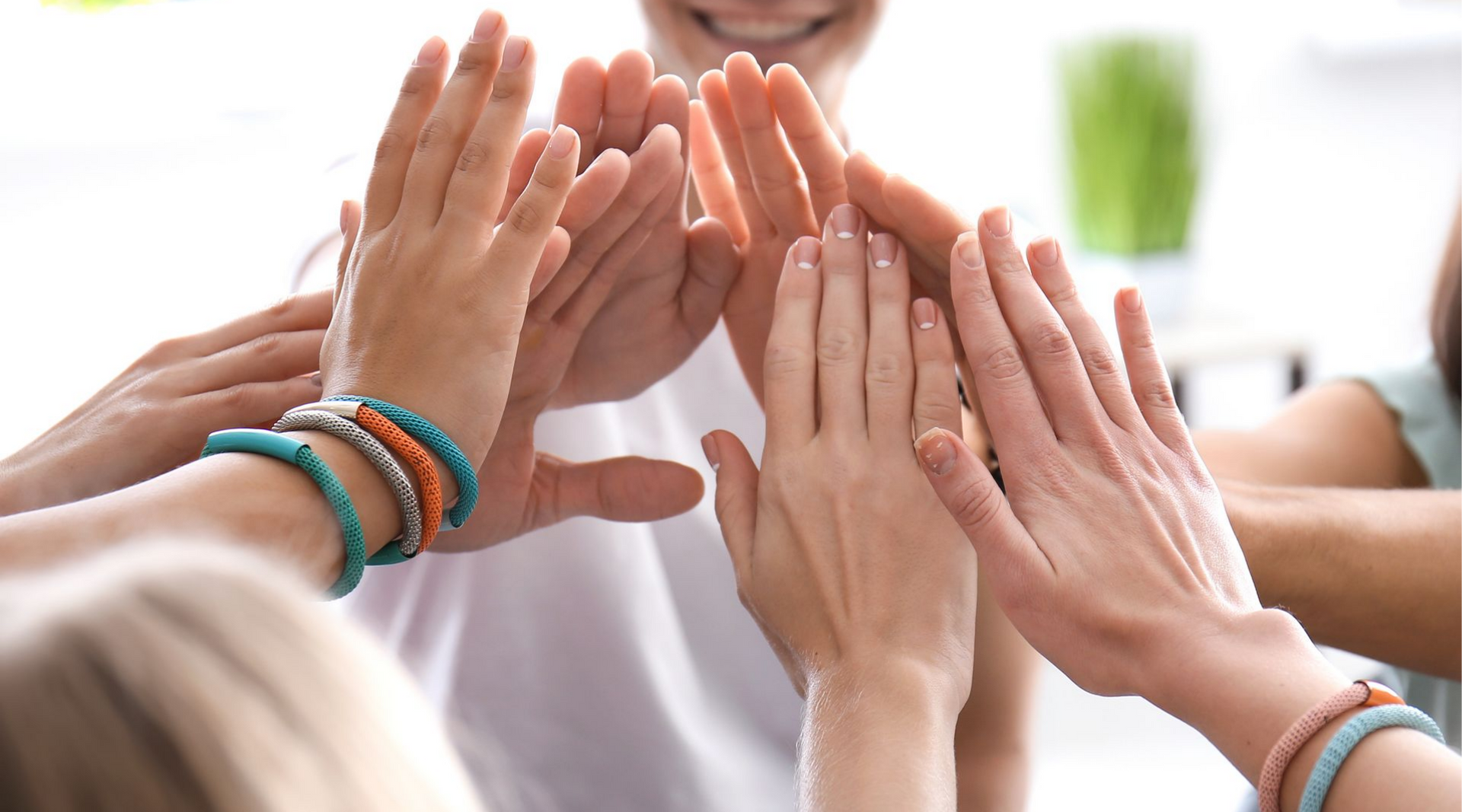 Plusieurs personnes se tapant dans la main et souriant