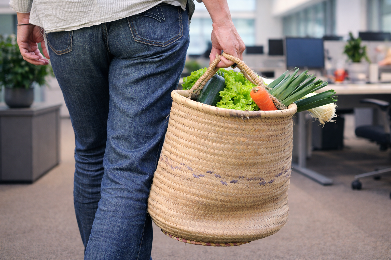 Personne livrant un panier de fruits et légumes dans les bureaux d'une entreprise