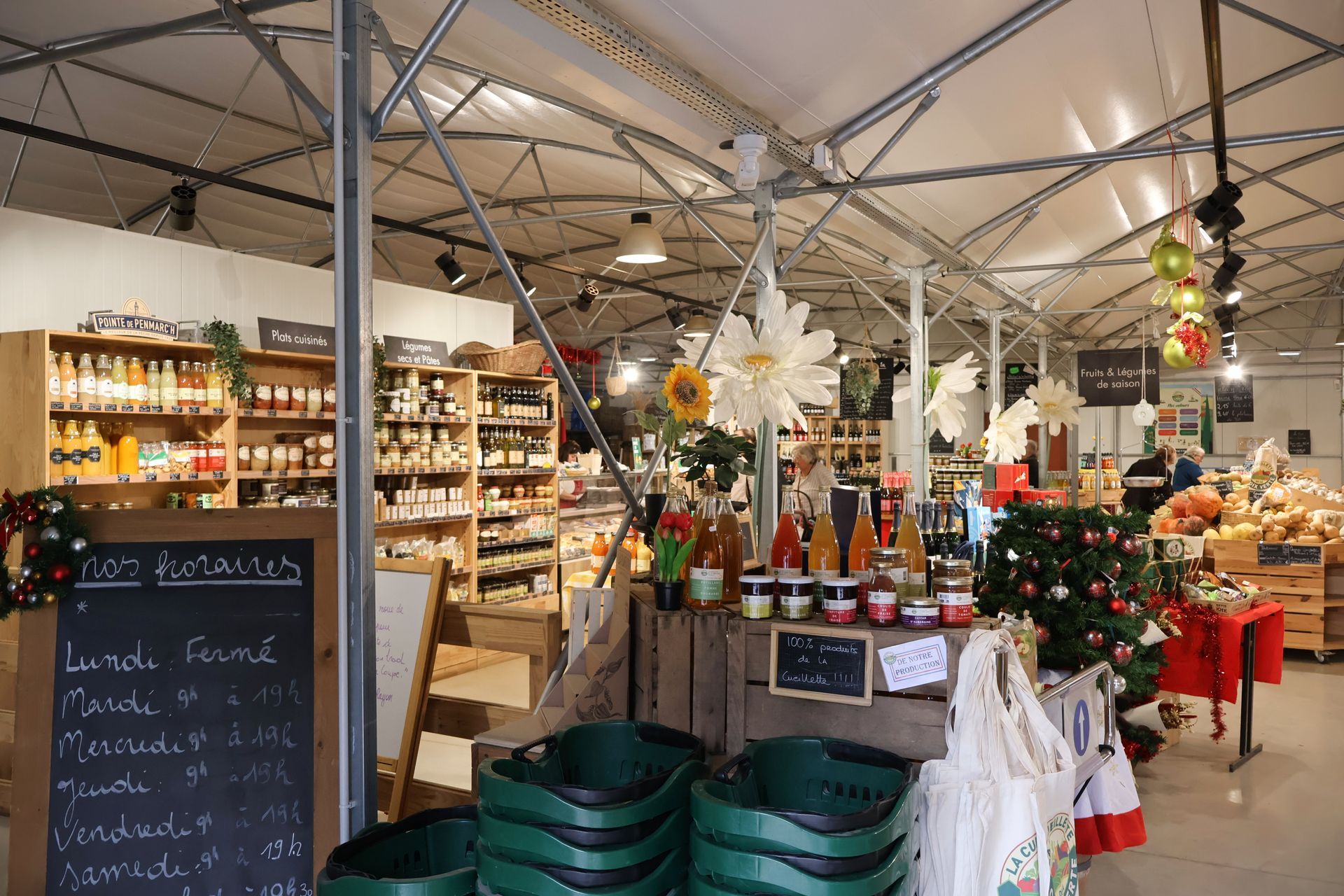 Entrée du magasin fermier, ardoise avec horaires d'ouvertures, quelques produits visibles
