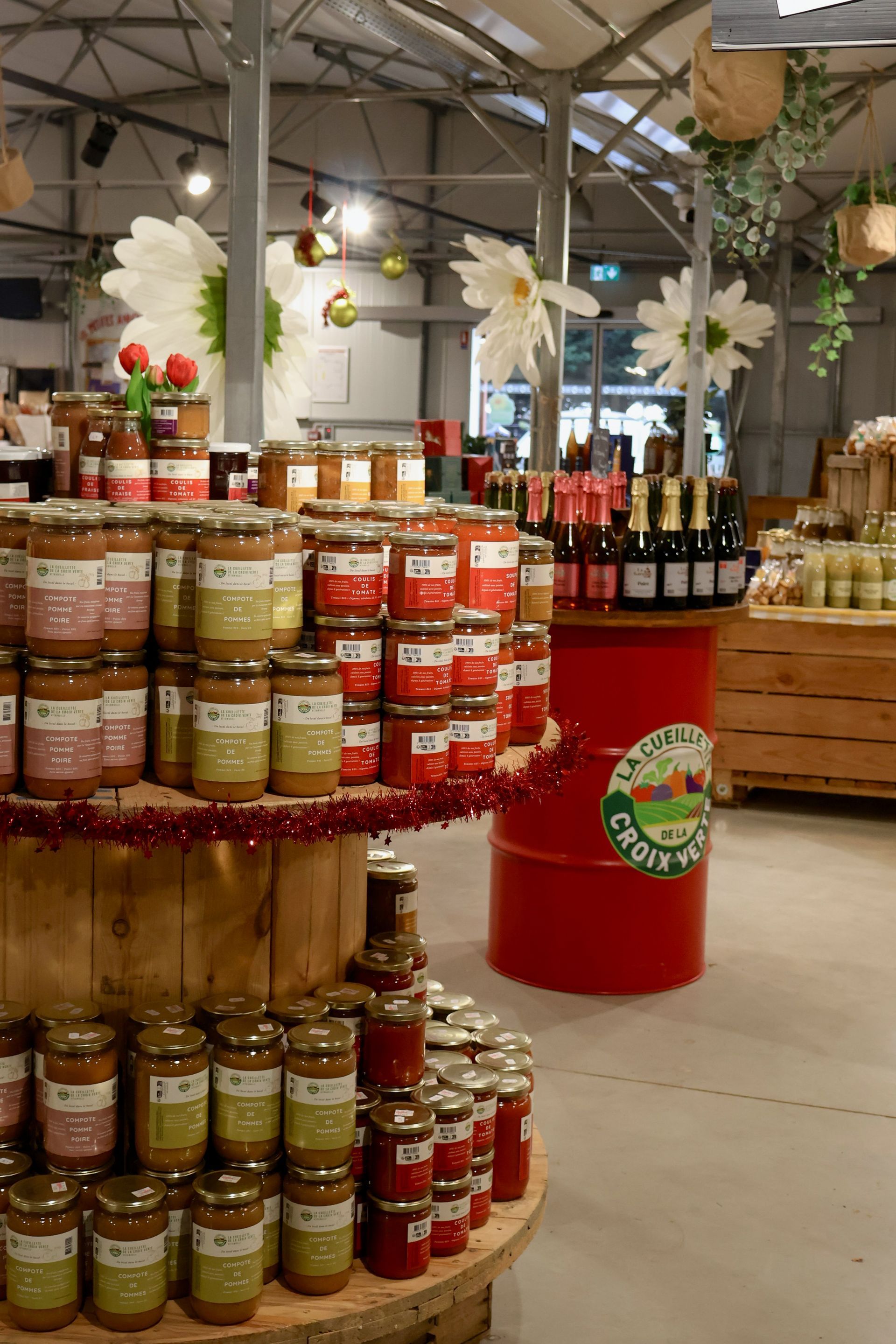 Bocaux de confiture et d'autres contenant posés sur un étal