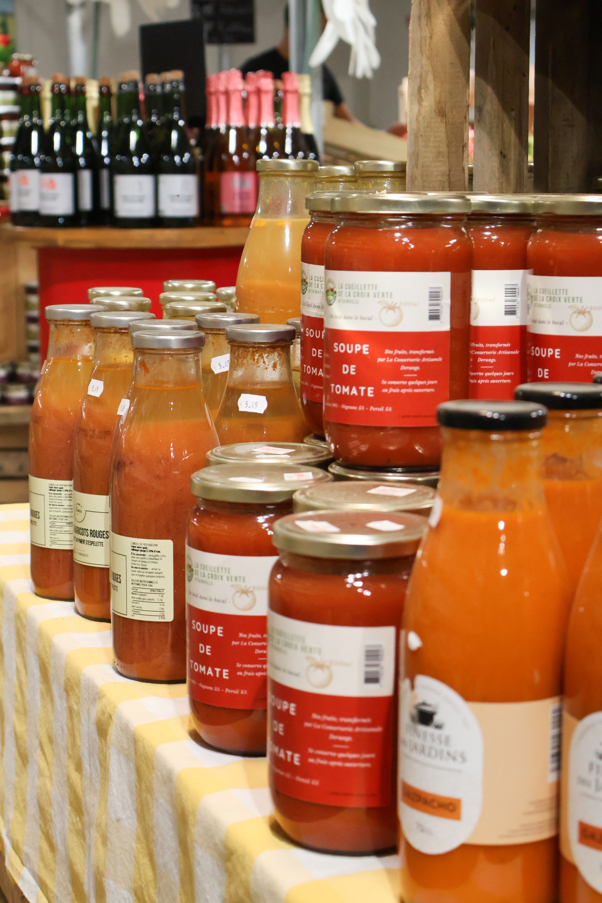 Bocaux de soupe et d'autres préparations posés sur une étagère