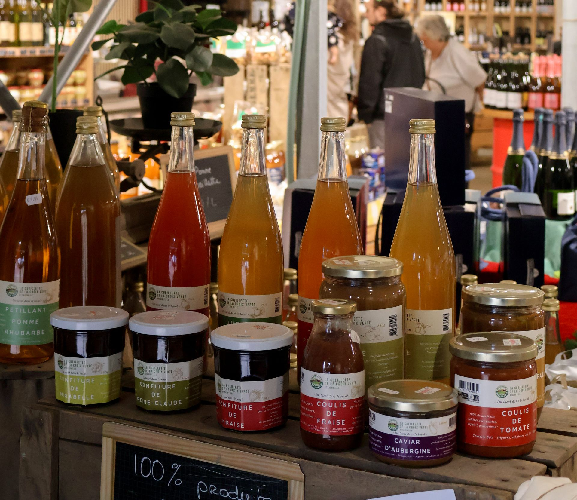 Bouteilles de boissons et autres produits artisanaux rangés sur un présentoir