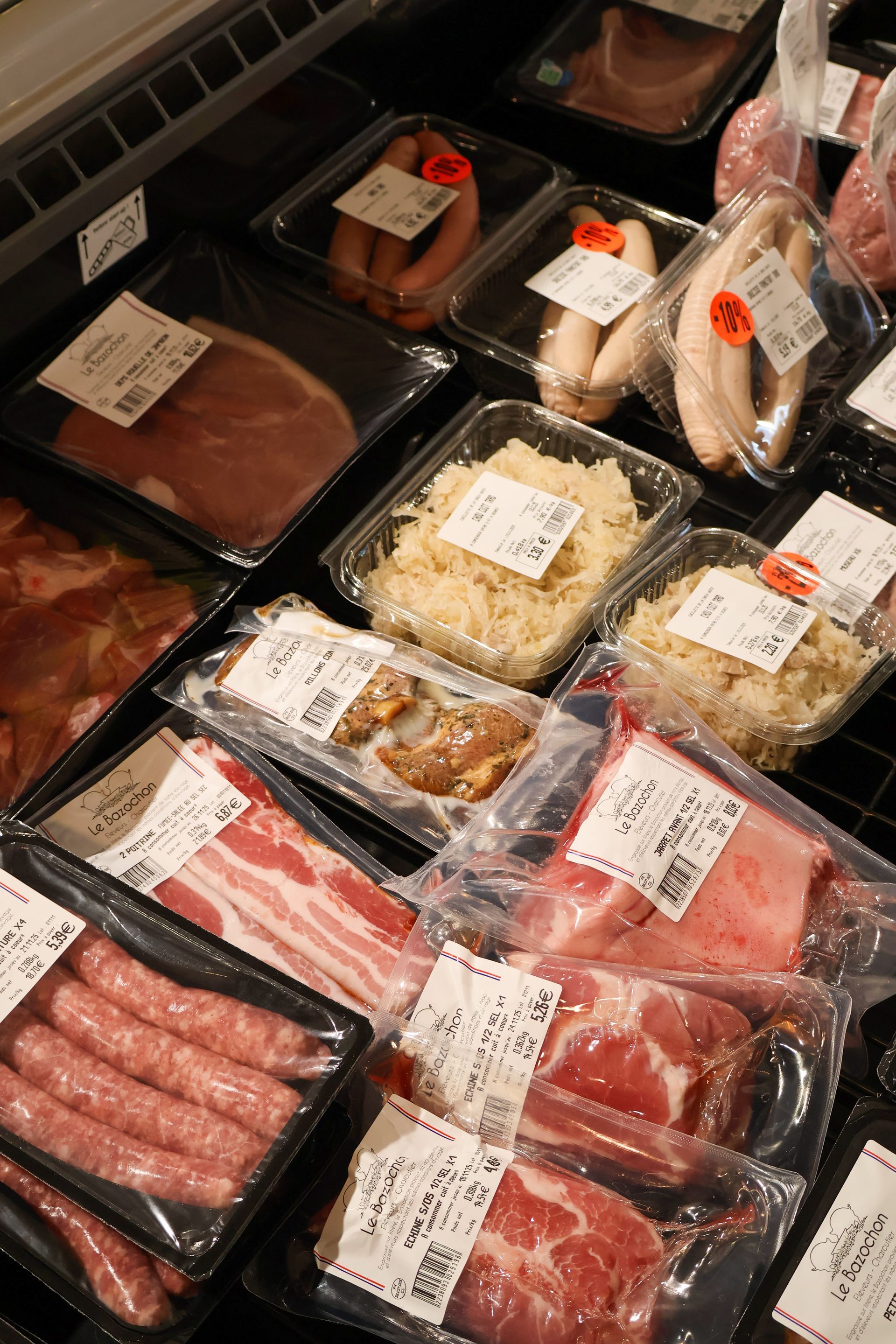 Viande et plats préparés dans un frigo de supermarché