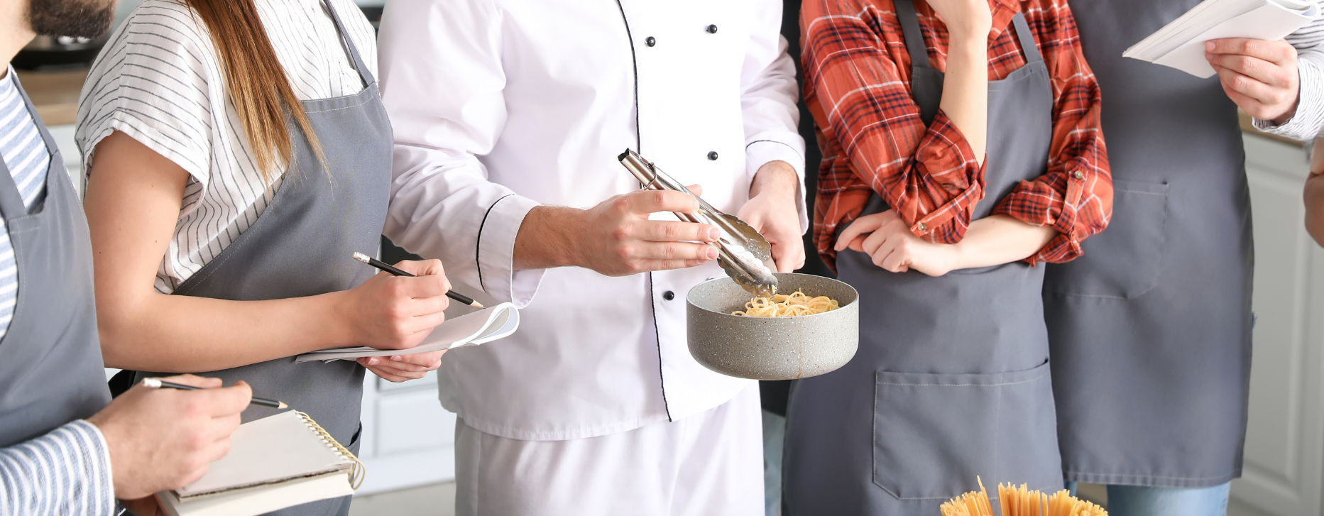Cuisinier en train de donner des consignes lors d'un atelier culinaire