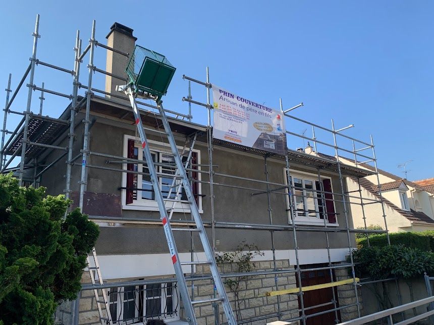Façade de la maison en rénovation, avec échafaudages et échelle contre la façade principale.