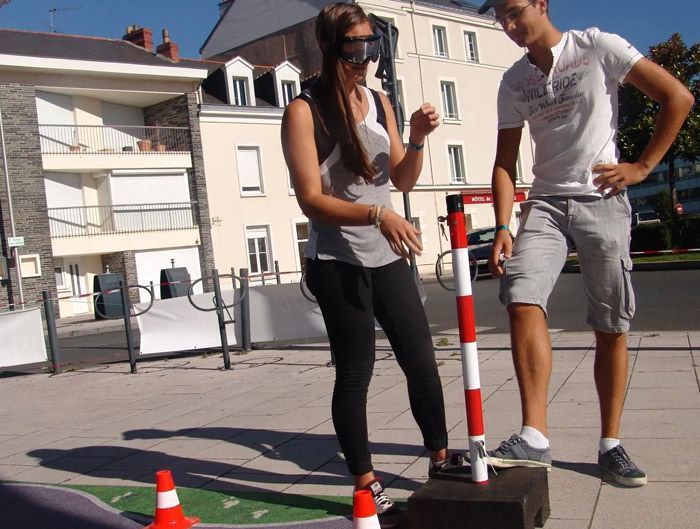 2 élèves font un exercice pratique
