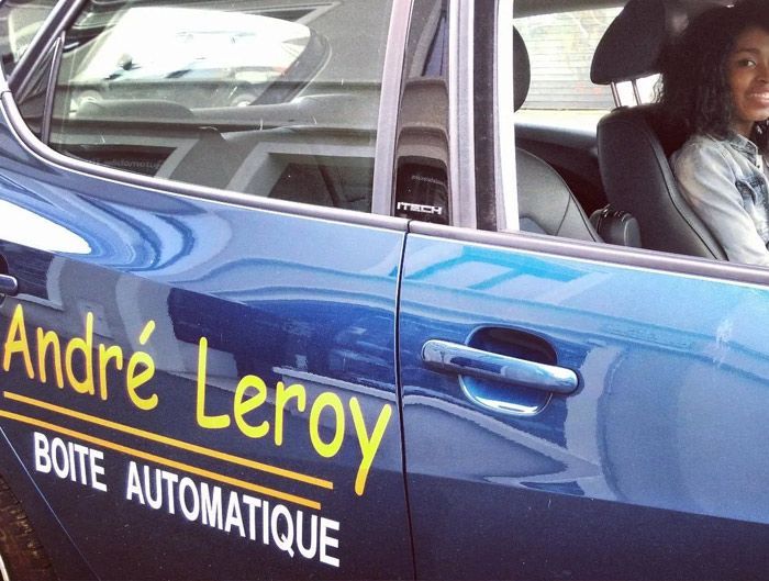 Apprentie conductrice dans une voiture