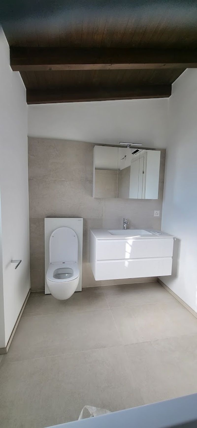 bagno con piastrelle di colori neutri - Recupero Good Style