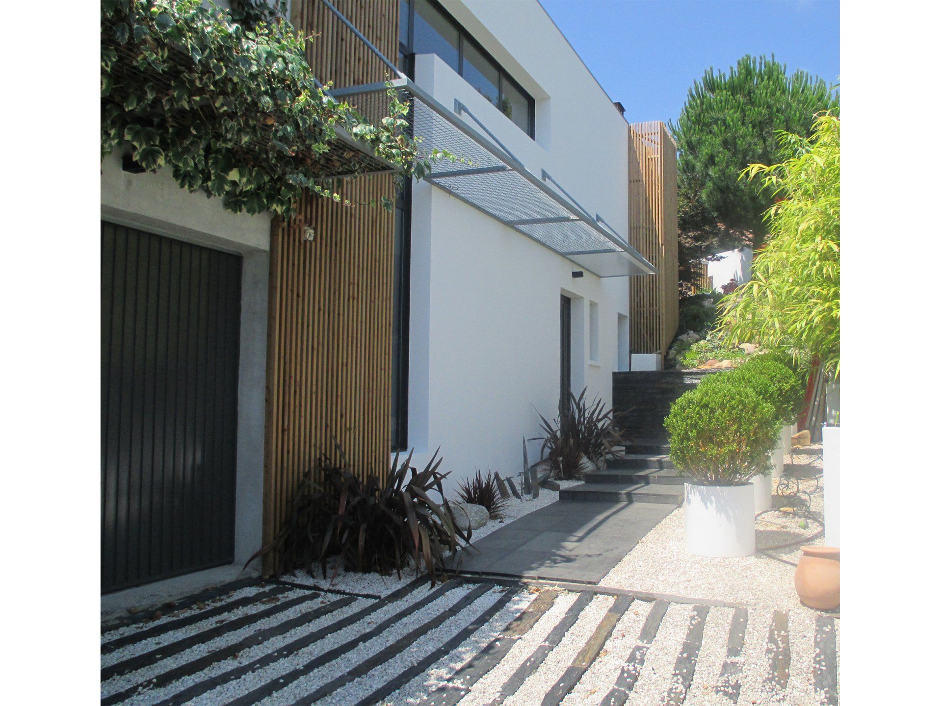 Réalisation d'une villa avec réhabilitation extérieure