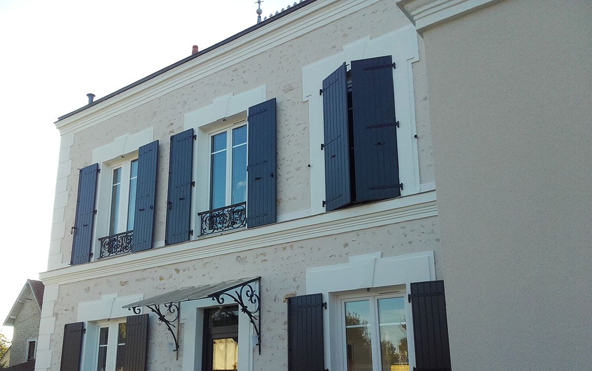 Bâtiment avec les volets bleus