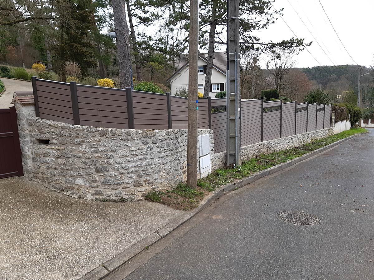 Clôture sur un mur en pierre