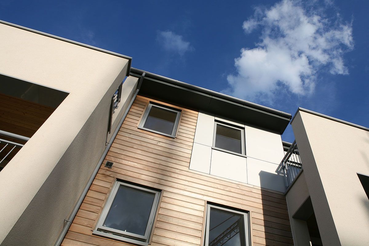 Façade avec des fenêtres en aluminium