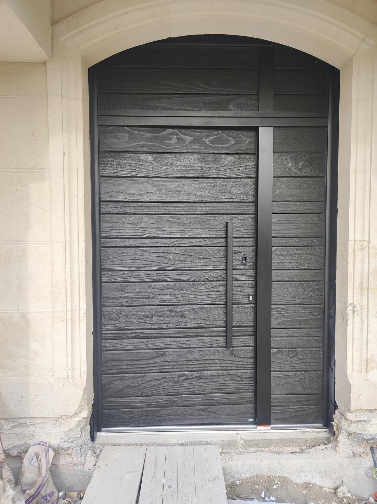 Porte d'entrée en bois en forme d'arc