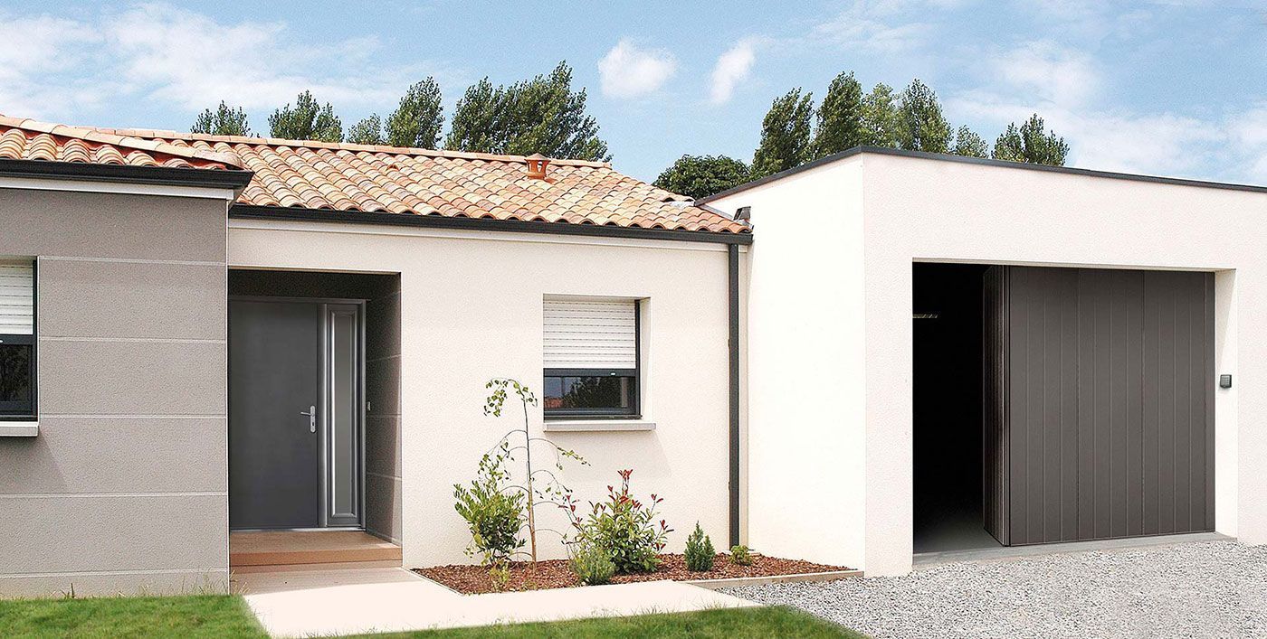 Maison neuve avec porte de garage sectionnelle grise
