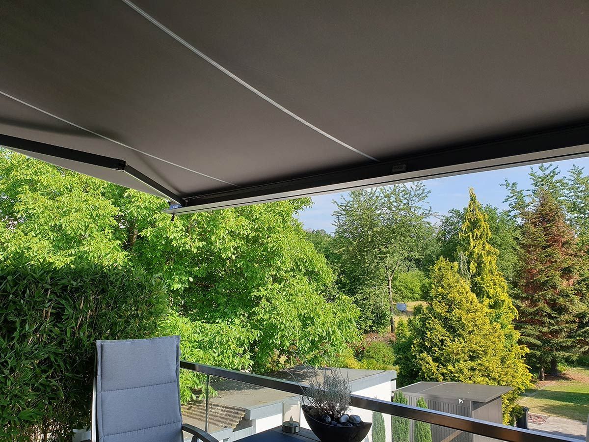 Store banne noir qui abrite une terrasse