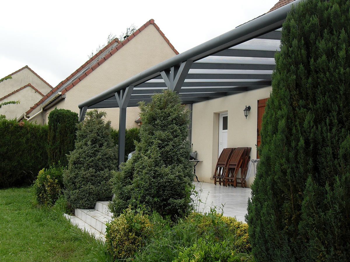 Vu de côté d'une terrasse avec une pergola