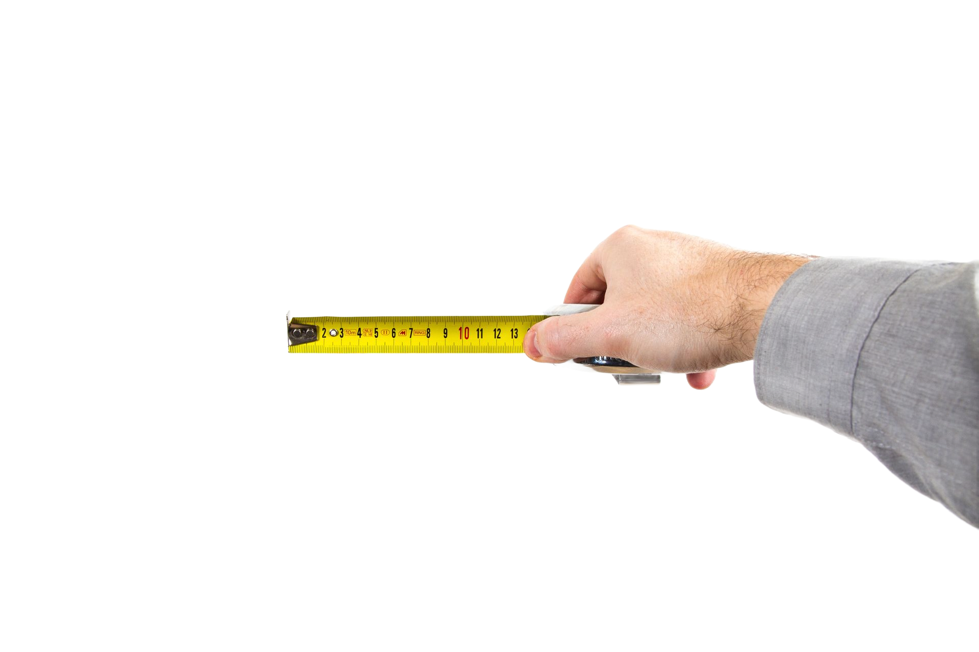 Main tenant un ruban à mesurer jaune et noir sur fond blanc.
