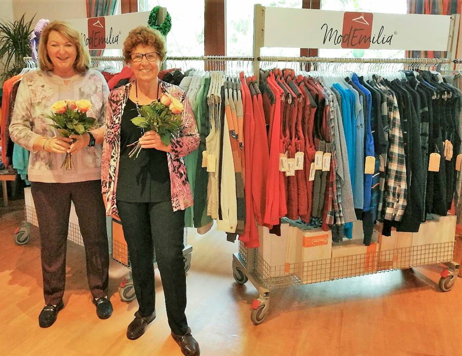 Kundinnen präsentieren Kleidung